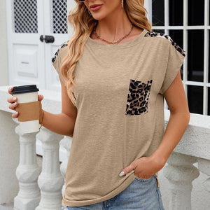 Camiseta de manga corta con cuello redondo y estampado de leopardo